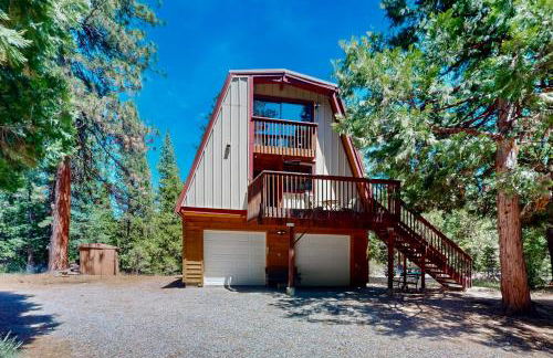 Sierra Nevada Hideaway Cabin with Deck, Mtn Views - Foto 1