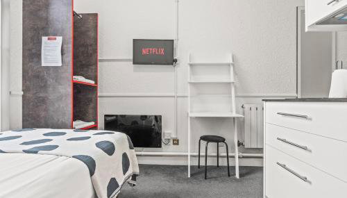 Private Studio in Dudley,Kitchen&Bathroom,Sleeps 1 - Foto 4, wardrobe