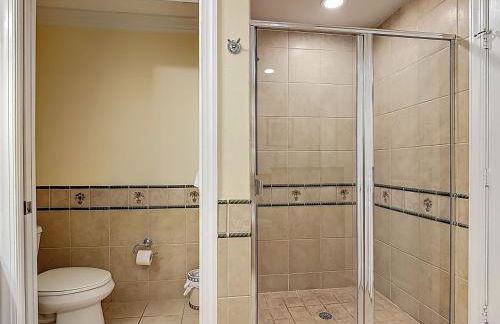 3-BR Condo with Dreamy Balcony Views, Walk to Pool - Foto 25