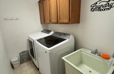 Family Fun! Sleeps 8, King Bed, 2 Queens, and Sofa Bed, Games - in Rogers - Foto 7