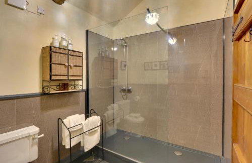 Romantic four poster Cottage private outdoor Hot Tub & Sauna at Harthill Hall plus private daily use of indoor pool and sauna 1 hour per day - Photo 12