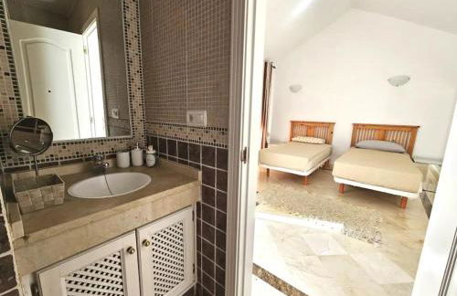 Amplia Casa en una zona ideal - Pass the Keys - Foto 15