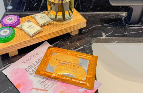 City Skyline Views & Rooftop Pool at District 225 - Foto 8