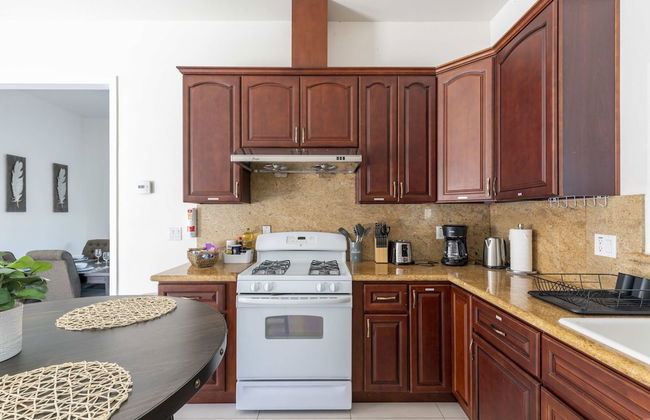 Elegant Retreat Modern Comforts, Prime Location - Photo 20