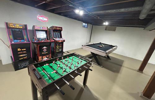 Spacious 3 Bedroom Home with Game Room and Parking - Foto 1