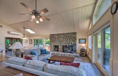 House with Balcony about 5 Mi to Cranmore Resort! - Photo 1