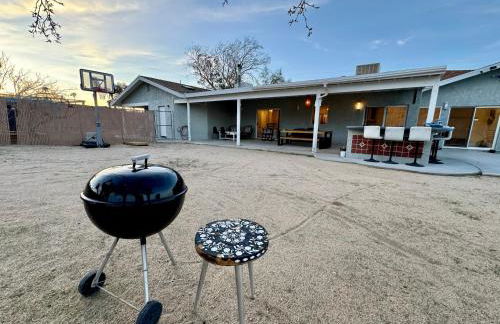 Epic Views, Huge House, Acres of J-Trees to explore, Hot Tub, Pool, AC, and Mini-Golf - Foto 67