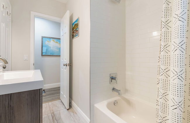 Hot Tub, Firepit, Deck | 10mins to Beach | Middle Terrace Cottage by AvantStay - Foto 27