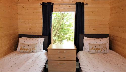 Stunning 5-Bed Cabin in Ashton Under Hill - Photo 3