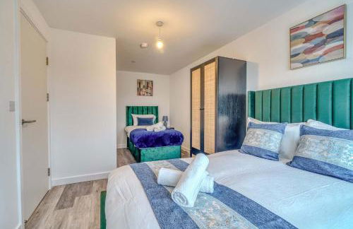 2-BR Near Salford Royal - City & Town Centre View - 1 Minute to Train & Tram Station - Sleeps 6 - Foto 11