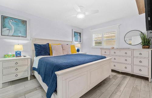 Escape to Beach Oasis! New Management! Updated Beachside Condo with Heated Pool! - Foto 12