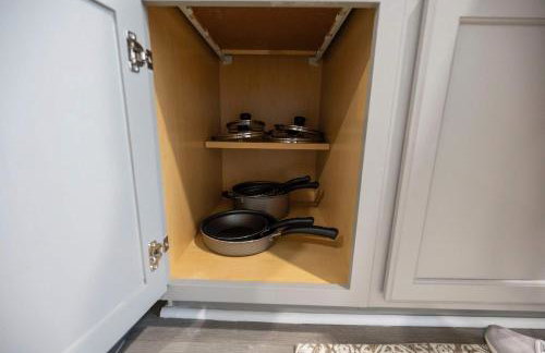 3 Min to Downtown - 10 Min to Elon - Smart TVs - Foto 34