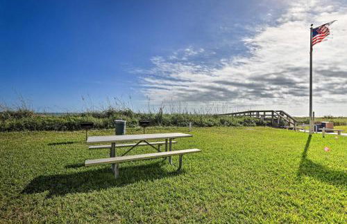 Sunny Cocoa Beach Condo with Balcony and Pool Access - Foto 46