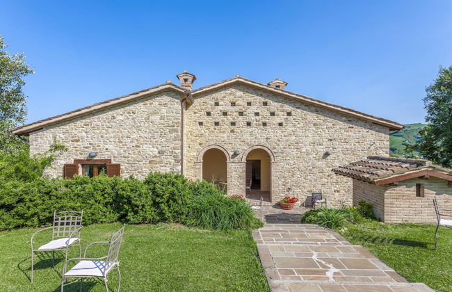 Beautiful Villa in Belforte All'isauro With Swimming Pool - Foto 1