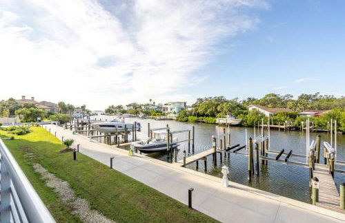 Waterside Retreat: Modern 2BR, Mins to Beach & Apt - Photo 7