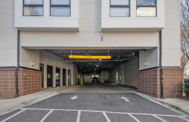 Spacious 2BD With Private Balcony and Free Parking 2 - Foto 44