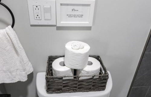 8BR 4BA Home Near NYC -Sleeps 16 - Foto 55