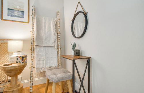 4 Mi to Bristol Beach! Coastal Retreat with Pond - Foto 18