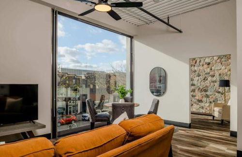 Modern City View 1BR Apartment with Office - free parking - Foto 1