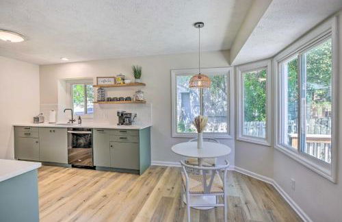 Modern Boho Gem Yard and 10 Mi to Baxter Arena - Foto 12