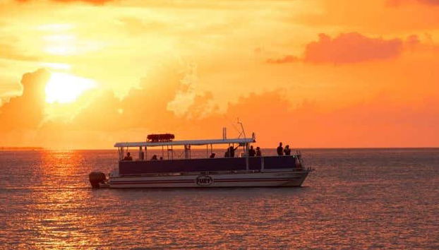 Passeio de barco ao entardecer