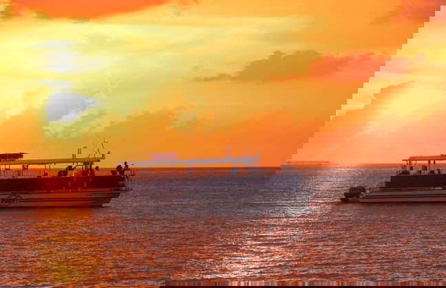 Paseo en barco al atardecer por Cayo Hueso - Foto 1