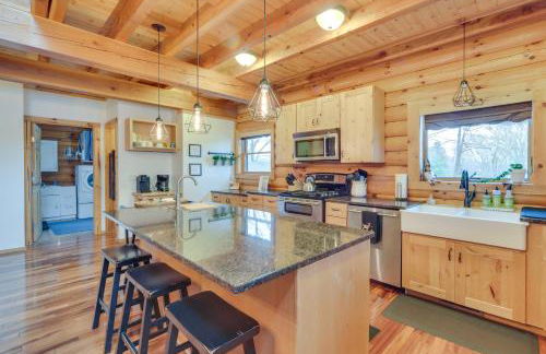 Modern Log Cabin with Rec Room, Steps to Lake! - Foto 6