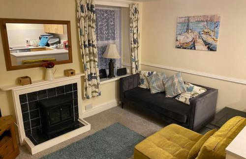 Cosy 2 Bedroom Apartment near Seafront - Photo 3