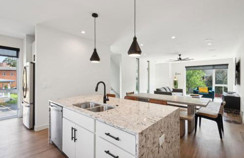 New Modern Townhome With Rooftop Patio 2 Bedroom Townhouse by RedAwning - Photo 23