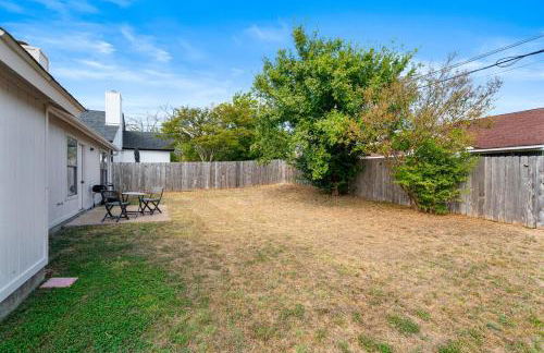 Spacious Family Home in Round Rock w Private Yard - Photo 7