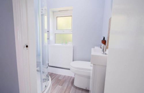 Entire 4-Bed House & Parking, Steps from ICC & Utilita Arena Birmingham & Broad Street - Photo 15