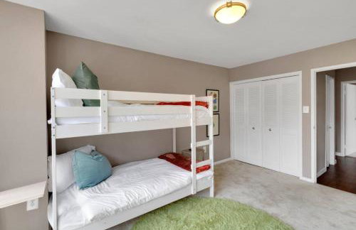 Large 3 bedroom Family Suite, Private Balcony, 5 min to DCA, Gym, Pool and more! - Photo 50