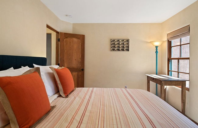 Casa Nona - Pristine Home in the Railyard District, Walk to The Plaza - Photo 5