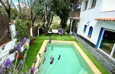 Casa familiar con piscina cerca del mar y montaña - Foto 1