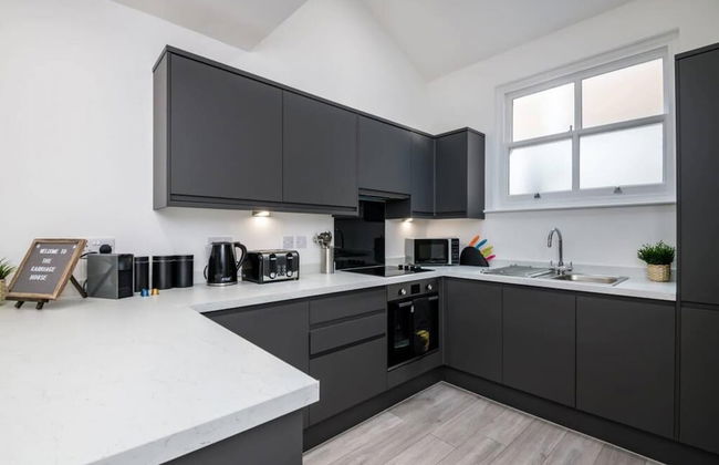 Host Apartments The Roscoe Carriage House - Photo 21