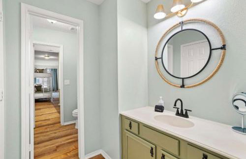 Resort Style Backyard Pool Pickleball Court - Foto 44