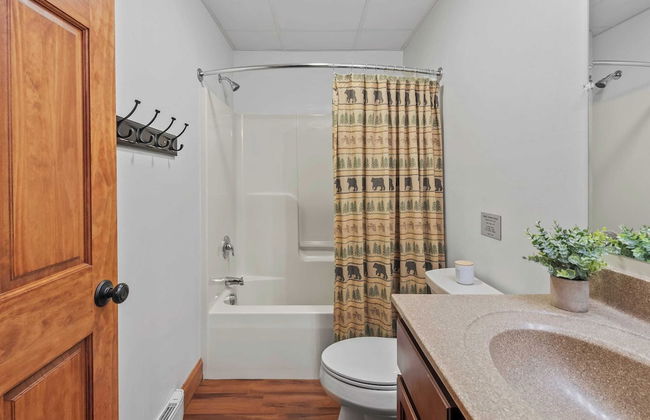 Bear Paw Lodge by Avantstay Hot Tub, Deck, & Fire Pit - Foto 29