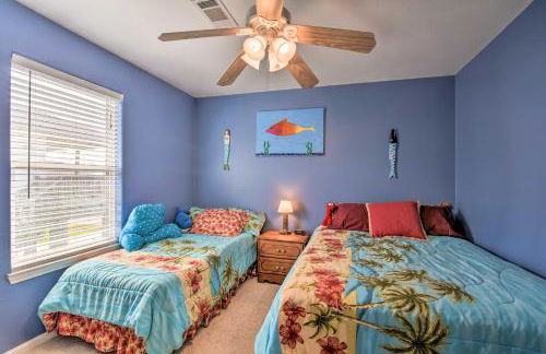 Unwind Poolside, Walk to Beach! Galveston Retreat - Foto 14