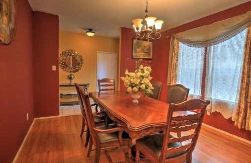 Quiet Arlington House with Yard near Joe Pool Lake! - Foto 10