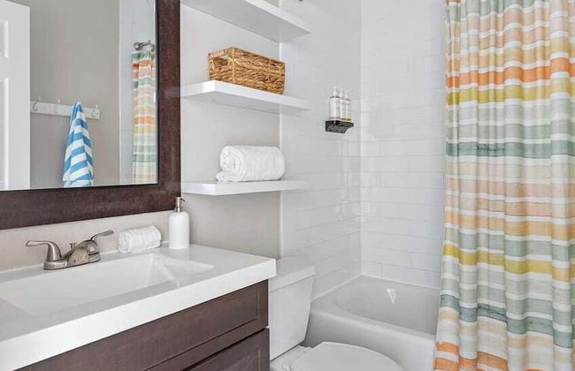 7bdr w/ Private Pool, Hot Tub, Fire Pit, Walk to Beach Tidal Wave by Avantstay - Foto 25