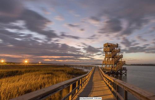 Gritz & Giggles, Where Southern Charm Meets Belly Laughs - Foto 1