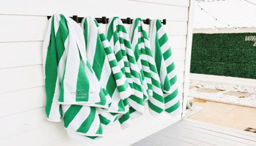 4BR Boutique Coastal Home, Walk to Beach and The Strand, Sleeps 10 - Foto 5, towels