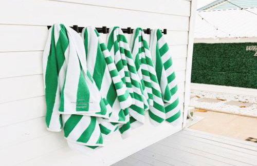 4BR Boutique Coastal Home, Walk to Beach and The Strand, Sleeps 10 - Foto 6