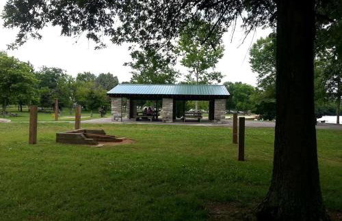 Cozy Backstage Tiny House Near Old Hickory Lake – Pet-Friendly, Private Deck, Breakfast Included - Photo 13