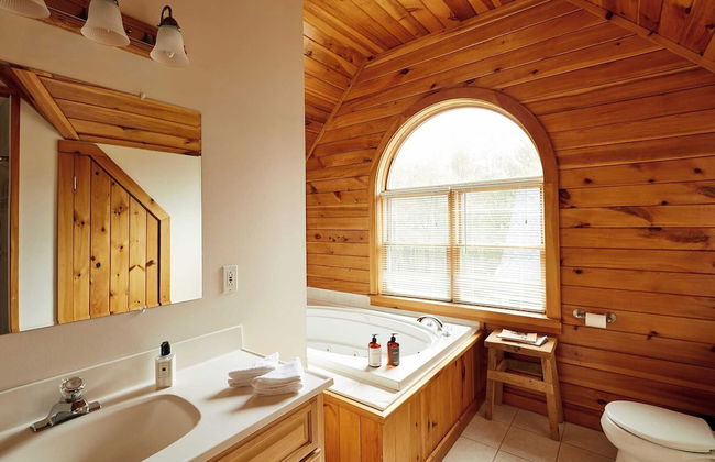 Mountain House & Cottage at Seminary Hill by Avantstay - Photo 9