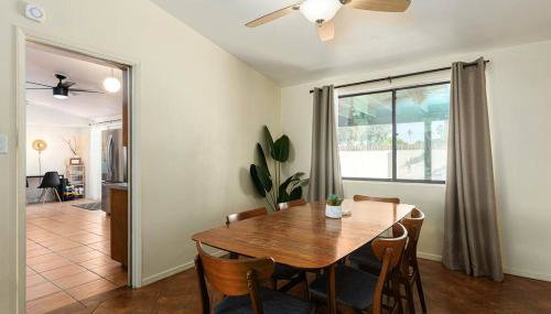 Stylish Mid-Century Oasis with Pool - Foto 2