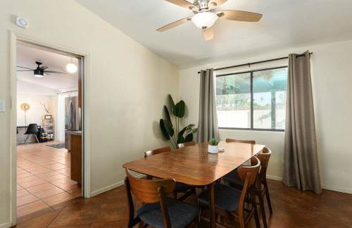 Stylish Mid-Century Oasis with Pool - Foto 2