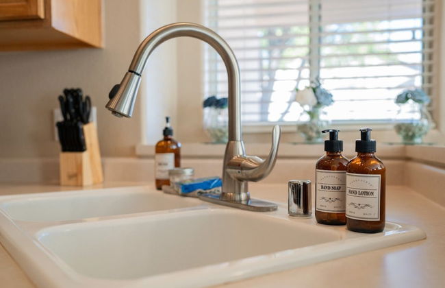 Cozy Hidden Gem - 3BR - 1Den w Backyard - Foto 15