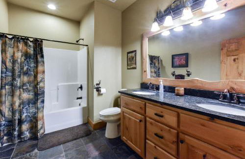 Luxury Lakefront Chalet Resort 2 Pools FREE Amenities Dock Kayaks Waterslide - Foto 10