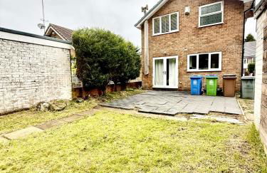 Serene 3-Bedroom Family Rochdale Home with Garden - Foto 32